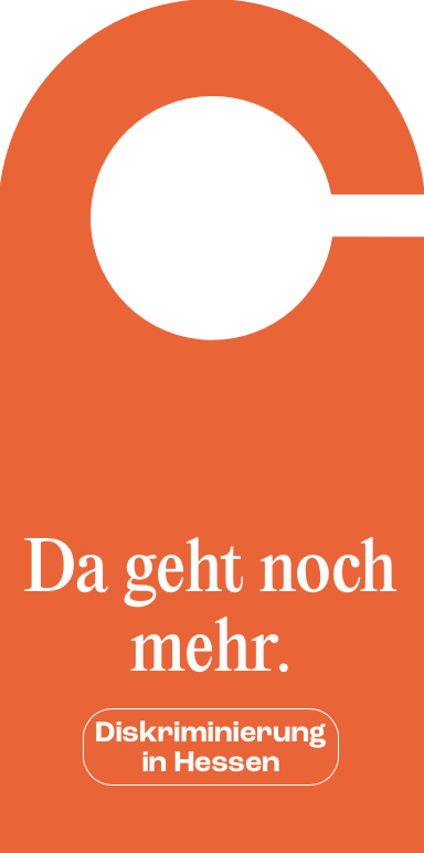 Grafik von einem Türanhänger. Beschriftung "Da geht noch mehr. Diskriminierung in Hessen."