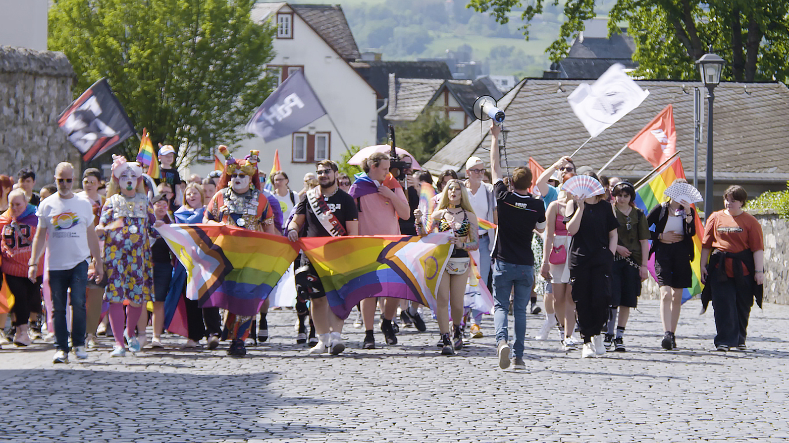 Menschen in bunter Kleidung bei einer Christopher Street Day Demonstration.